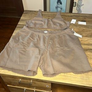 “6” PLUS SIZE GOOD AMERICAN ESSENTIALS SET SWEAT SHORT & SPORTS BRA NWT …